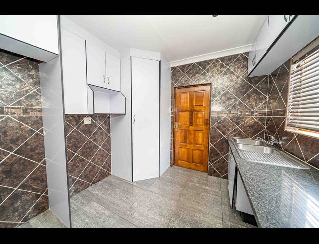 3 BEDROOM FREESTANDING FOR SALE IN SONNEVELD